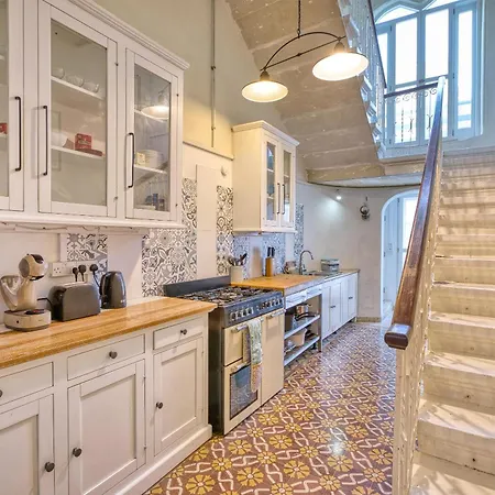 Lovely 4br Maltese With Private Garden & Bbq By 360 Estates Vakantiehuis Cospicua
