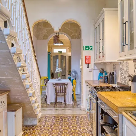 Vakantiehuis Lovely 4br Maltese With Private Garden & Bbq By 360 Estates Cospicua