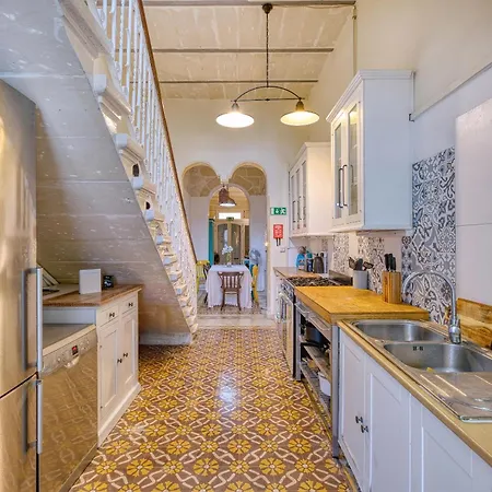 Vakantiehuis Lovely 4br Maltese With Private Garden & Bbq By 360 Estates Cospicua