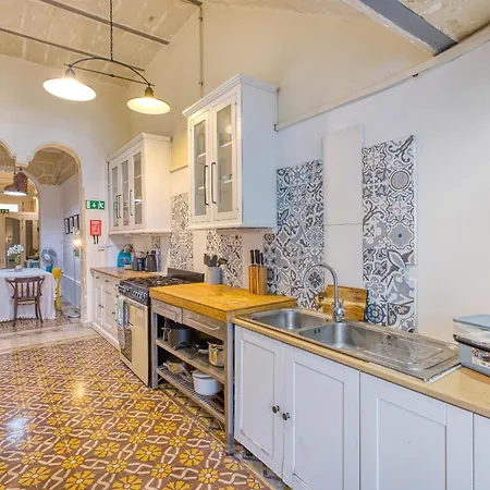 Lovely 4br Maltese With Private Garden & Bbq By 360 Estates