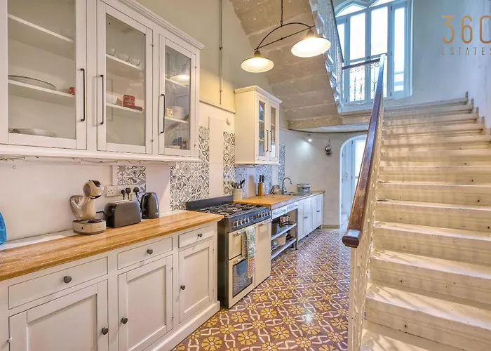 Lovely 4br Maltese With Private Garden & Bbq By 360 Estates Сasa de vacaciones Cospicua